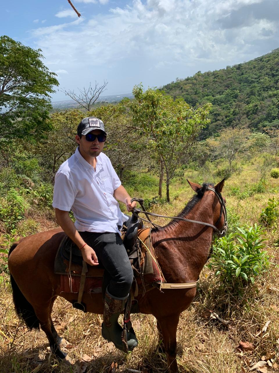 Montando a caballo en una finca cerca de Ciudad de Panamá — estilo de vida único en Panamá