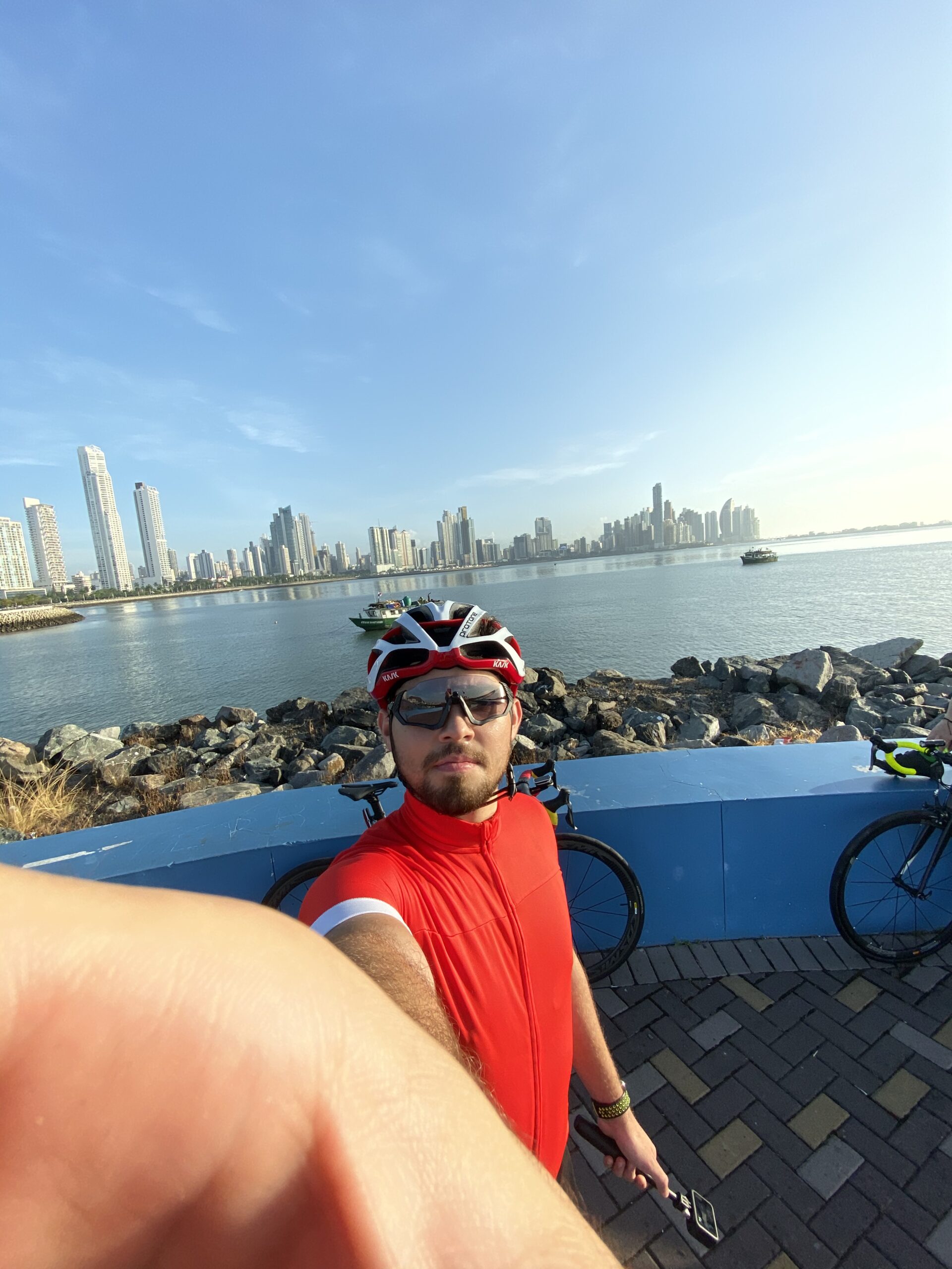 Ciclismo en la Cinta Costera de Ciudad de Panamá con vistas al océano Pacífico
