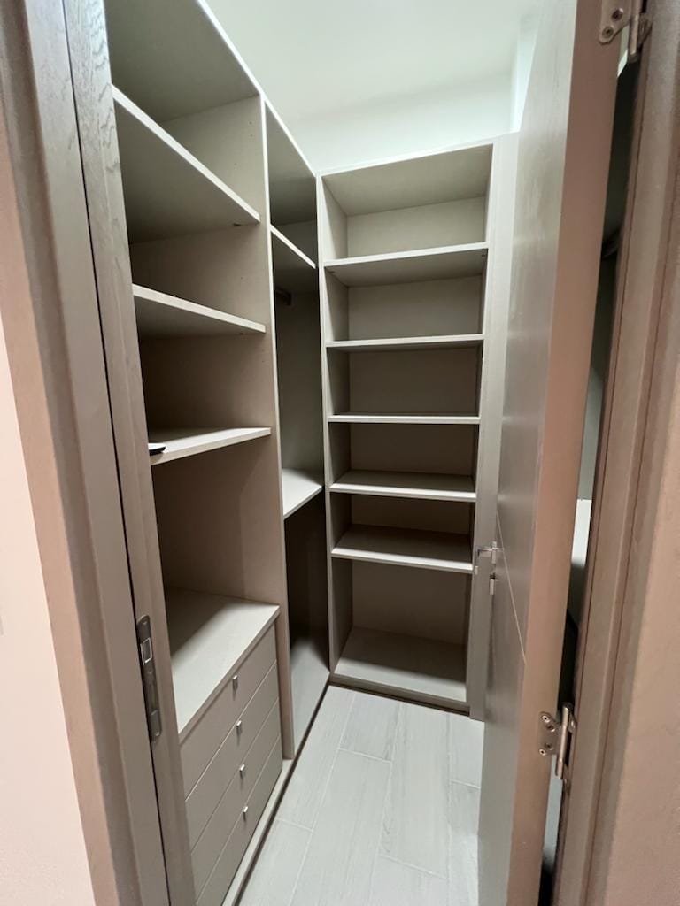 Walk-in closet – PH Urbana Obarrio Panama real estate