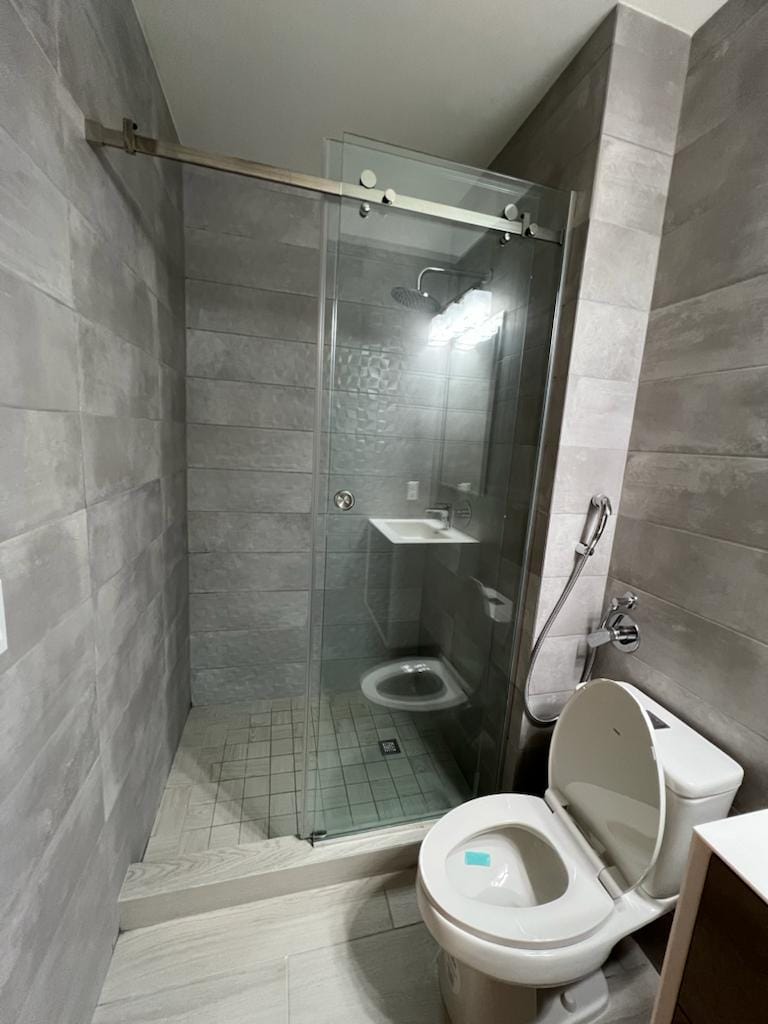 Bathroom with glass shower – PH Urbana Obarrio apartment Panama