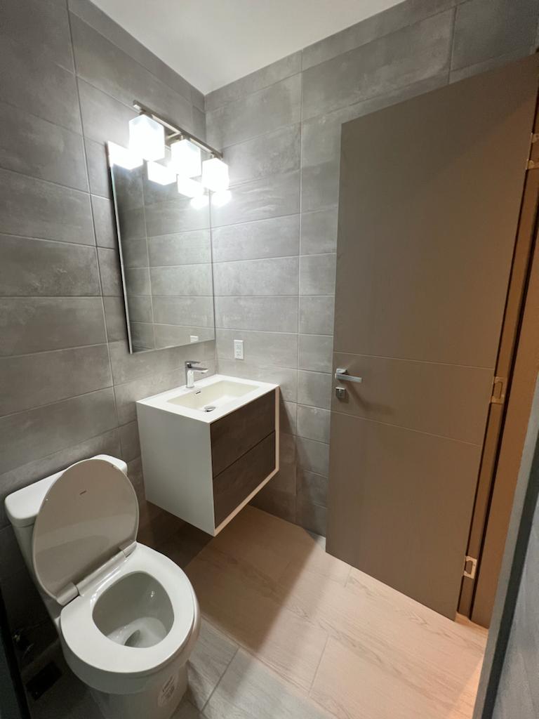 Second bathroom with floating vanity – PH Urbana Obarrio