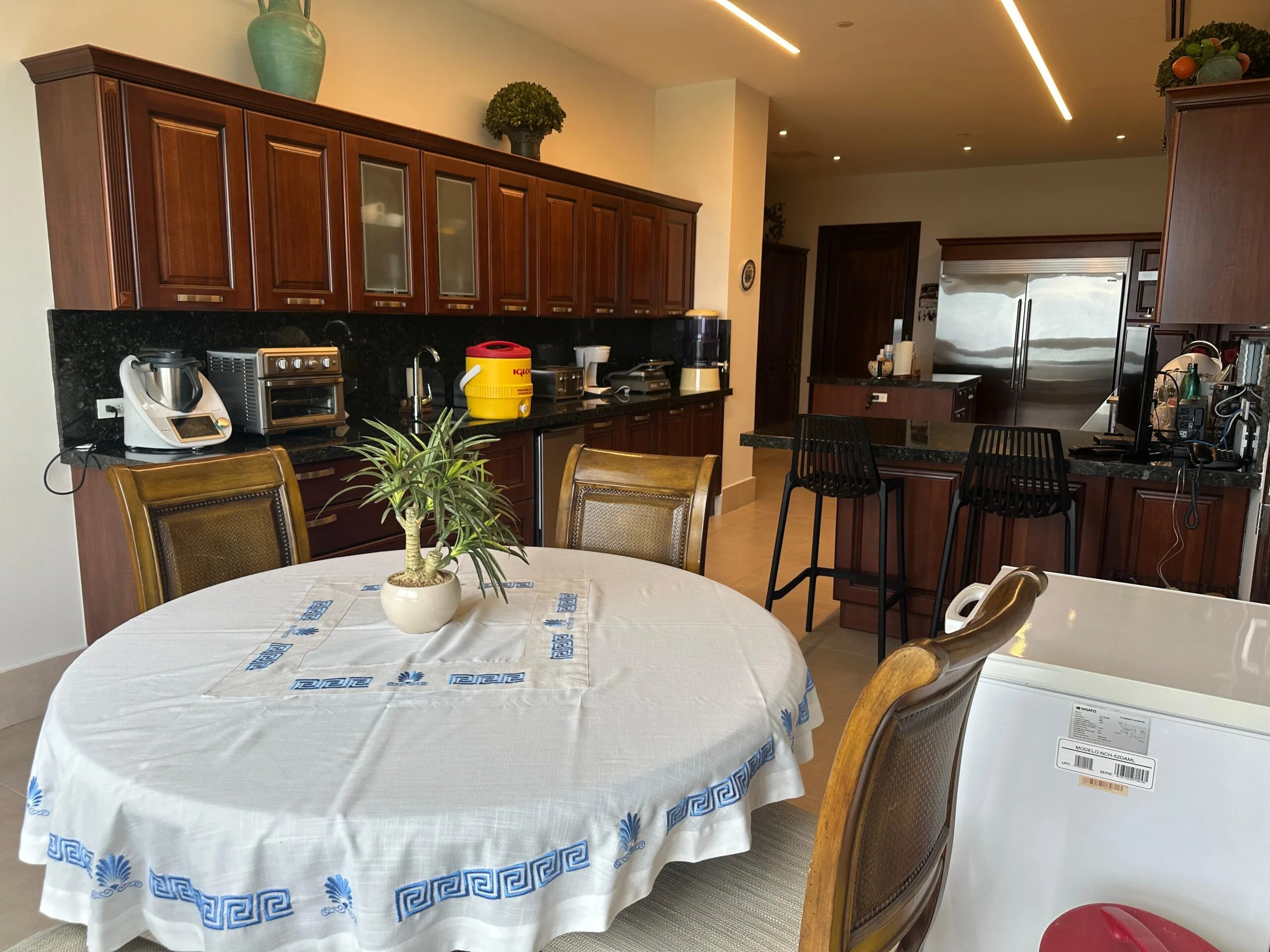 608 m² apartment gourmet kitchen with breakfast nook and dark wood cabinetry