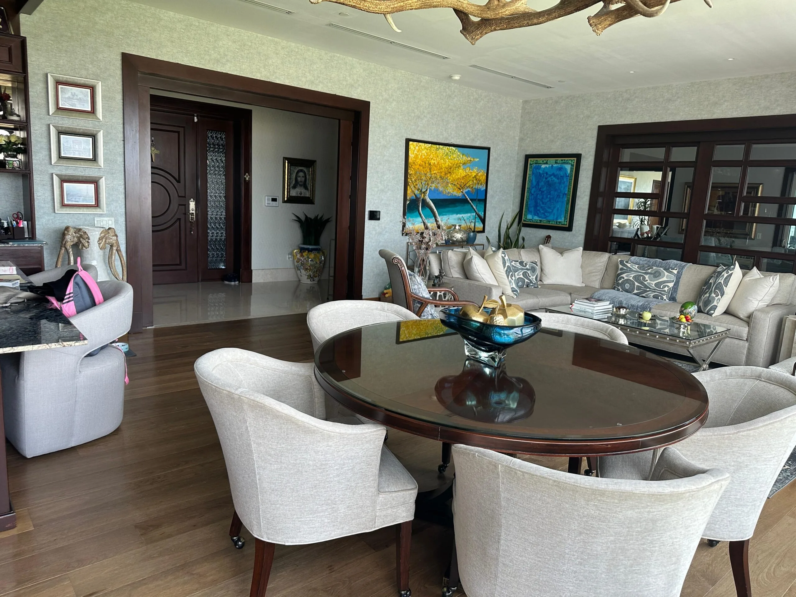 608 m² apartment spacious living and dining room with hardwood floors and decorative art